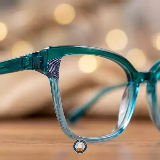 Lunettes Caroline Abram : la créatrice parisienne qui a réinventé le papillon - detail - utilisée par les helpers SEO. a u...