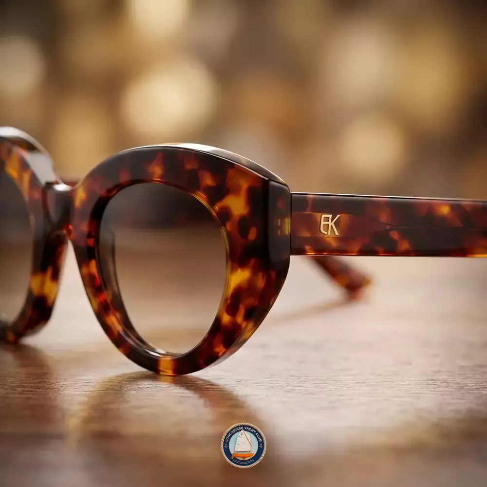 Lunettes Emmanuelle Khanh : l'oversize comme signature, depuis 1971 - presentation - utilisée par les helpers SEO. a utili...