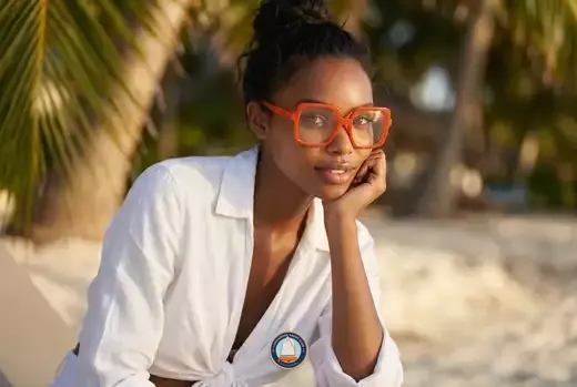 Lunettes Emmanuelle Khanh : l'oversize comme signature, depuis 1971 - vue generale - utilisée par les helpers SEO. a utili...
