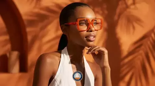 Lunettes Emmanuelle Khanh : l'oversize comme signature, depuis 1971 - detail - utilisée par les helpers SEO. a utilisée pa...