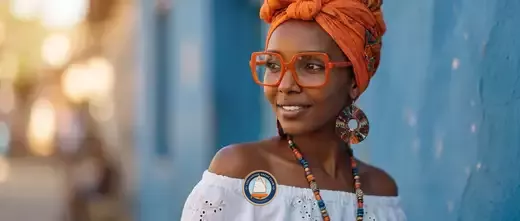 Lunettes Emmanuelle Khanh : l'oversize comme signature, depuis 1971 - ambiance - utilisée par les helpers SEO. a utilisée...