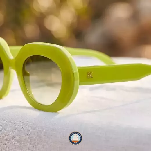 Lunettes Emmanuelle Khanh : l'oversize comme signature, depuis 1971 - vue generale - utilisée par les helpers SEO. a utili...