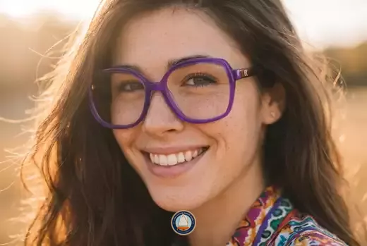 Lunettes Emmanuelle Khanh : l'oversize comme signature, depuis 1971 - ambiance - utilisée par les helpers SEO. a utilisée...