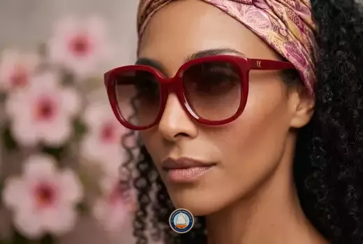 Lunettes Emmanuelle Khanh : l'oversize comme signature, depuis 1971 - image de galerie - utilisée par les helpers SEO. a u...