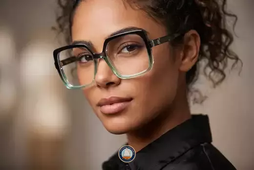 Lunettes Emmanuelle Khanh : l'oversize comme signature, depuis 1971 - utilisée par les helpers SEO. a utilisée par les hel...