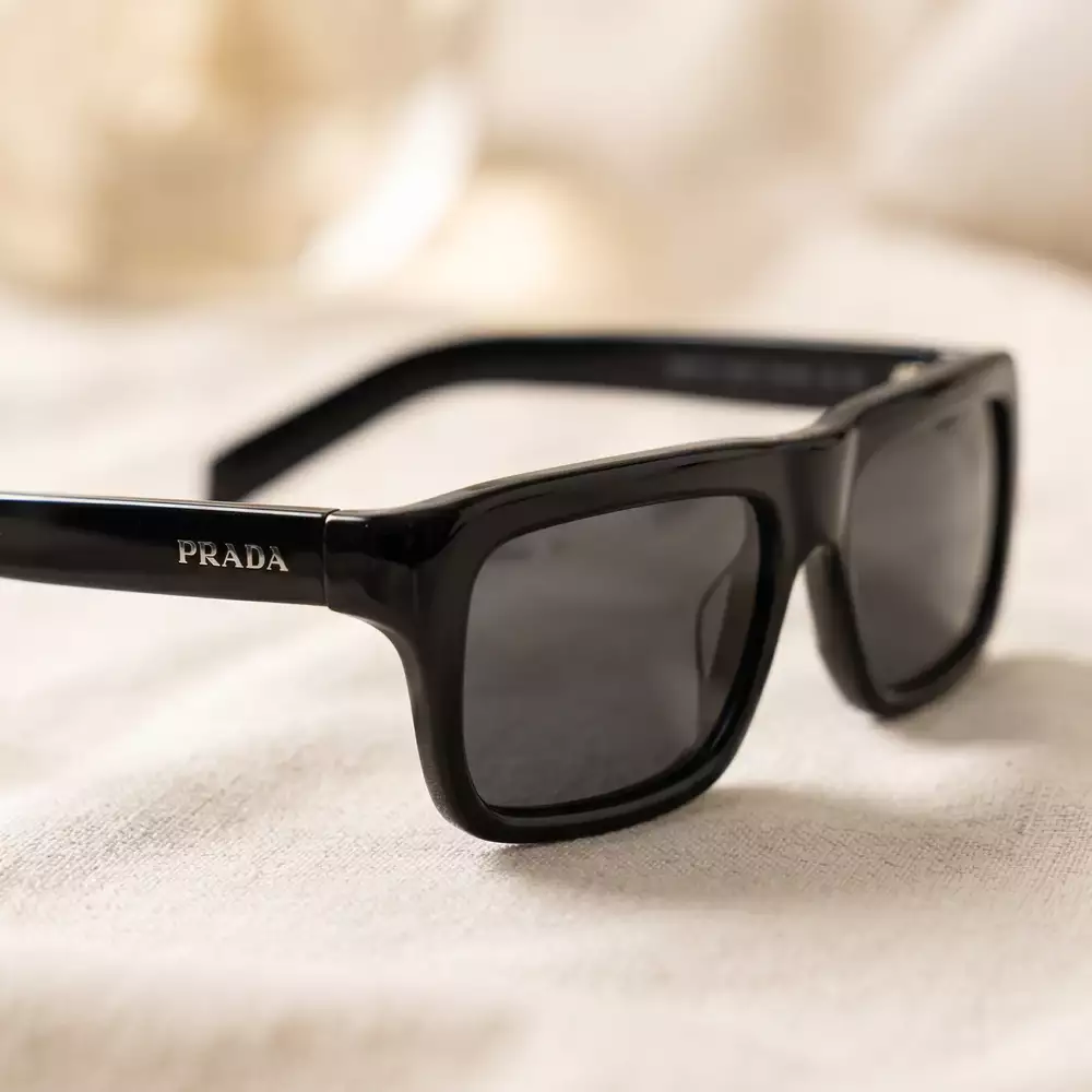 Lunettes Prada en Guadeloupe à Pointe à Pitre - mise en situation - Optique Guadeloupe a Guadeloupe