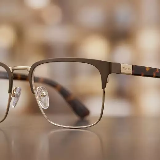 Lunettes Prada en Guadeloupe à Pointe à Pitre - vue generale - Opticien a Guadeloupe - optique-antilles-guadeloupe